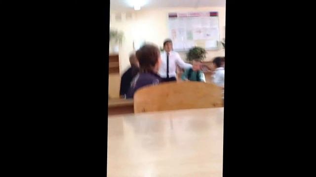 11 классник обижает 5 класника!