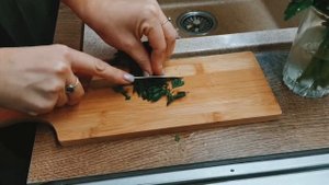 Быстрый салат из красной фасоли с гренками и зеленью Салат с фасолью и майонезом