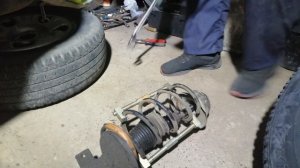 КАК ПОМЕНЯТЬ ЗАДНИЕ АМОРТИЗАТОРЫ НА РЕНО ДАСТЕР