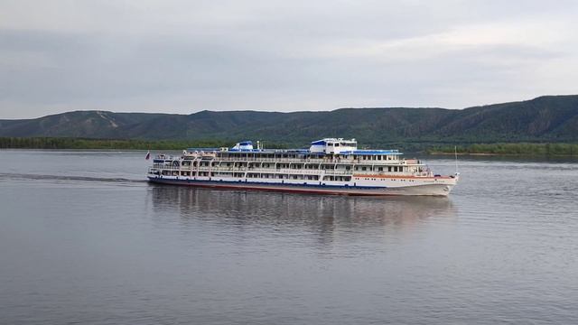 Теплоход шел 5 ч по течению. Достоевский и Разумовский теплозоды. Судно идет правым боком ночью.