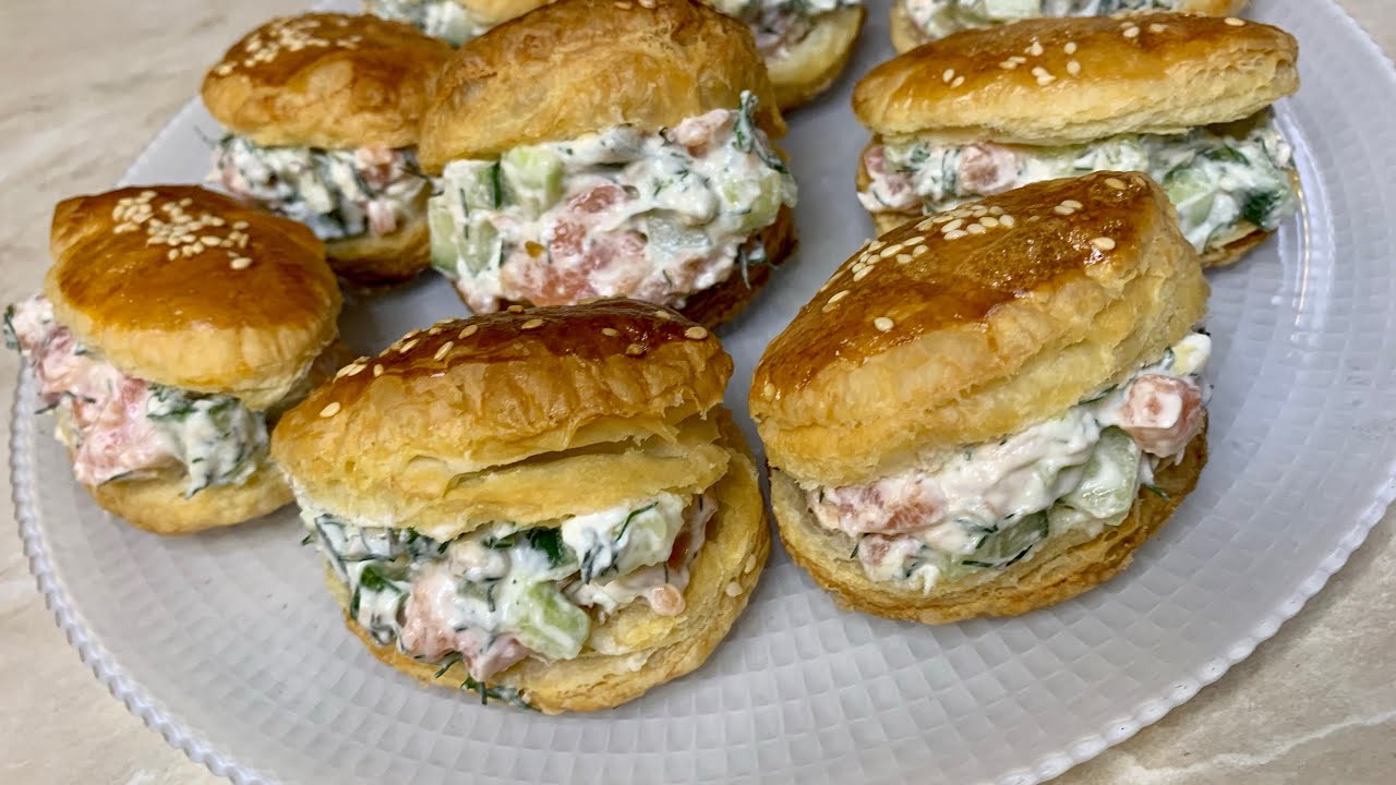 Простая и очень вкусная закуска на праздничный стол. Улетает сразу! Начинка может быть любой.