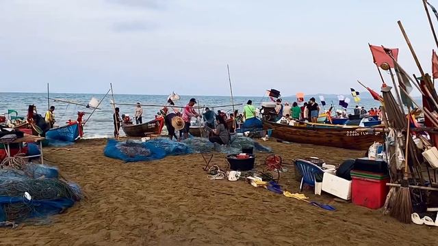Пляж Джомтьен ранним утром в воскресенье. Прекрасное утро и рыбацкая стоянка смотреть онлайн
