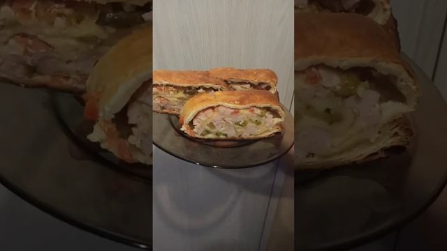 Слоеный пирог-рулет с ветчиной, сыром и маринованными огурцами