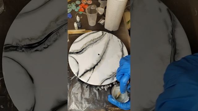 Первый этап создания часов из эпоксидной смолы