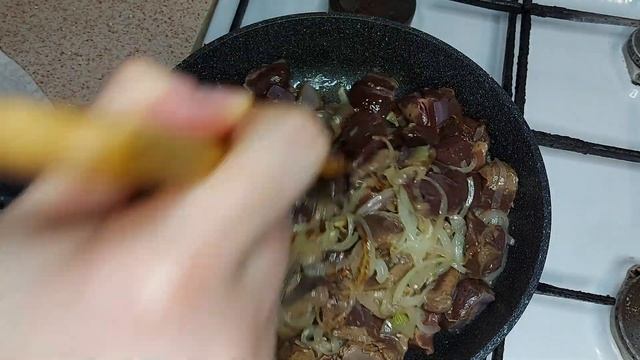 Как вкусно пожарить печень с луком. смотреть онлайн