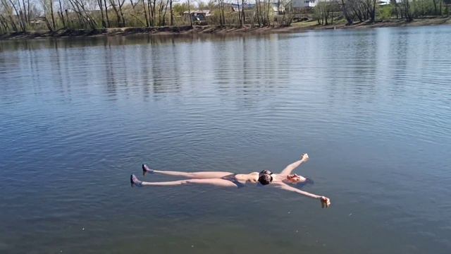 Пришла весна!Закаливание.Купание в холодной воде на протоке реки Енисей. смотреть онлайн
