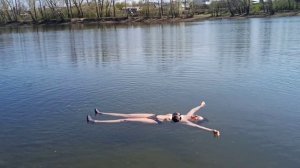 Пришла весна!Закаливание.Купание в холодной воде на протоке реки Енисей.