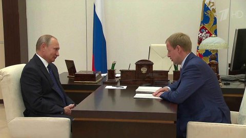 Владимир Путин провел рабочую встречу с временно и...ти губернатора Алтайского края Виктором Томенко