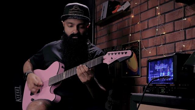IT'S PINK! SCHECTER MACHINE GUN KELLY SIGNATURE ELECTRIC GUITAR DEMO смотреть онлайн