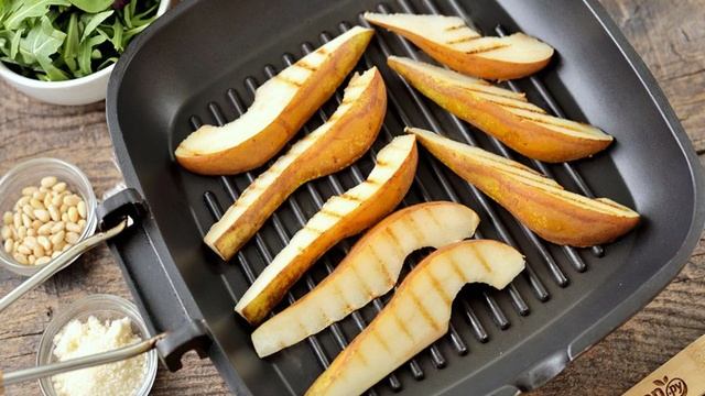 Салат с грушей и камамбером
