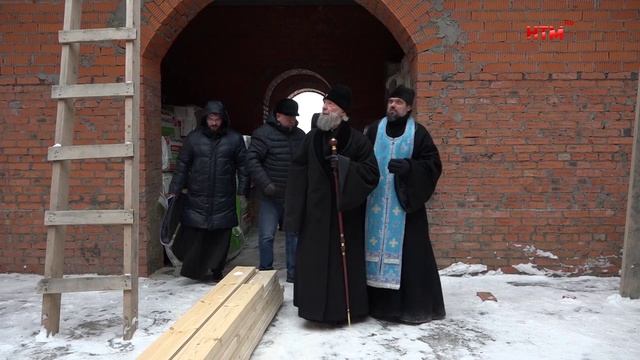 На храм в честь Казанской иконы Божией матери освятили колокола и купола