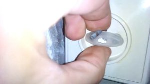 Как достать заглушку для розетки без ключа