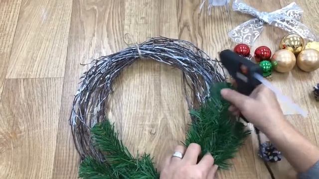 Рождественский венок из березовых веток и хвои смотреть онлайн