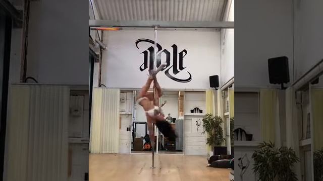 Pole Dance. V-стойка на пилоне.