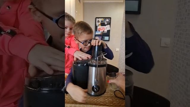 Обзор соковыжималки GALAXY (35 у.е.), выжимающей всё смотреть онлайн