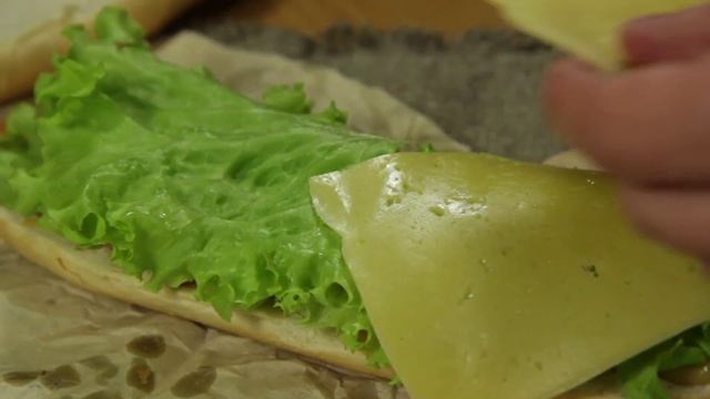 Сэндвич из багета с ветчиной и курицей [Baguette sandwich with ham and chicken] смотреть онлайн