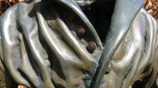 Скульптура  в парке Марселисборг. Кафтанчик властелина колец