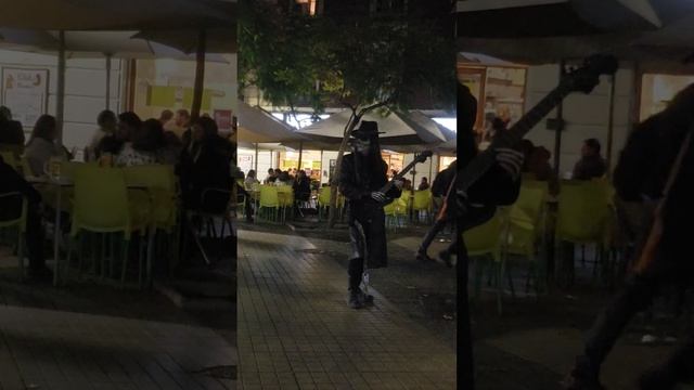 Гитарист играет Heavy metal в районе Прведенсия. Сантьяго. Чили. смотреть онлайн