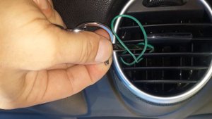 Простой держатель для телефона в машине