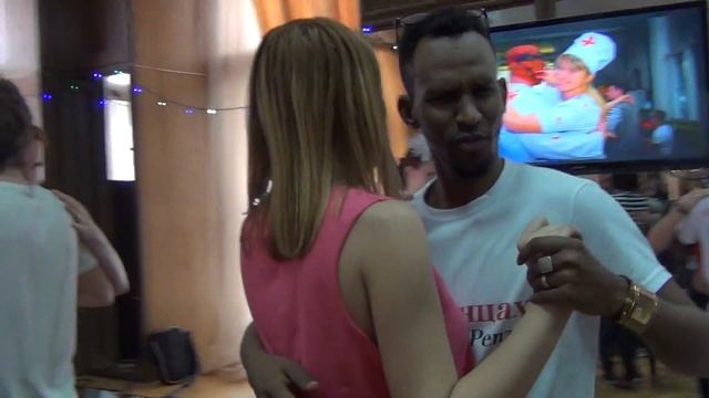 На открытом уроке по кизомбе смотреть онлайн