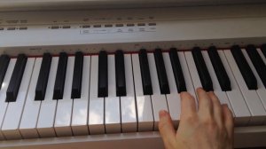 Как играть Besame mucho 🎹 полностью на пианино правой рукой