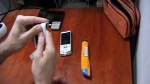 креативная подставка для телефона из кредитной карты