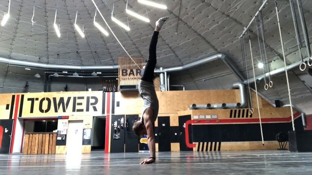 ПОДТЯГИВАНИЯ и ОТЖИМАНИЯ НА БРУСЬЯХ на СИЛУ. Прогресс в СТОЙКЕ НА ОДНОЙ РУКЕ/Путь в ТОП WORKOUT 62 смотреть онлайн