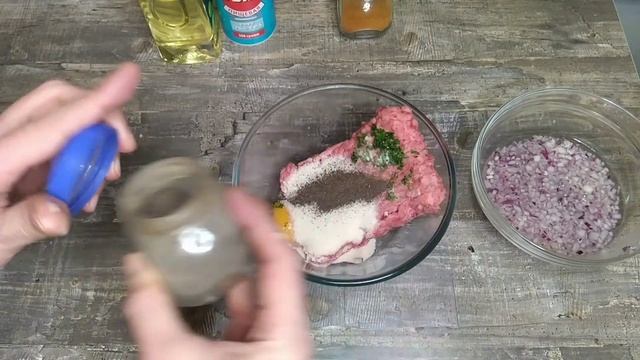 Сочные котлетки из говядины с соусом Бешамель.