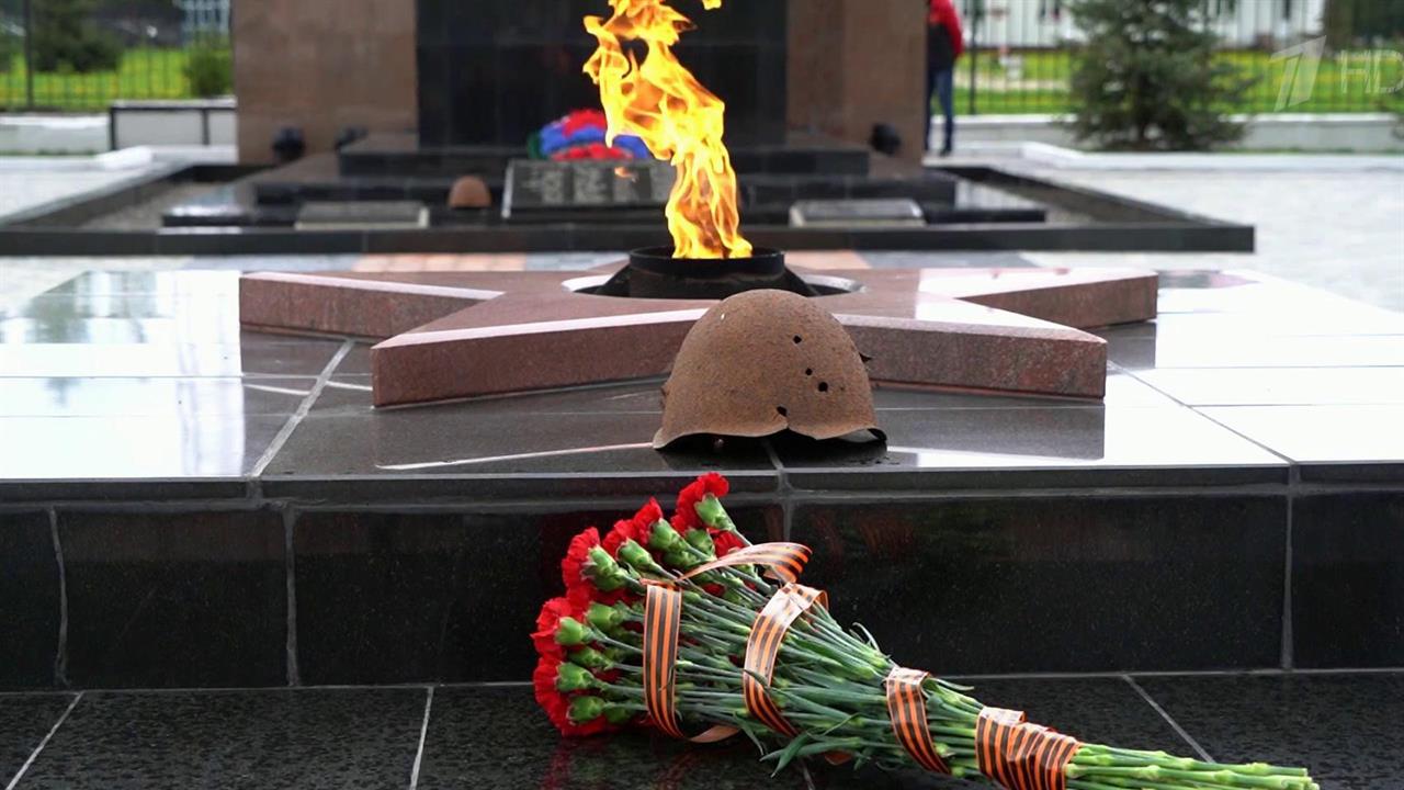 В поселке Первомайский возложили цветы к мемориальному комплексу "Скорбящий воин"