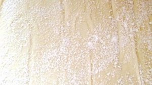 Мильфей со взбитыми сливками и малиной