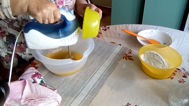 Выпекаем медовые коржи для детского торта