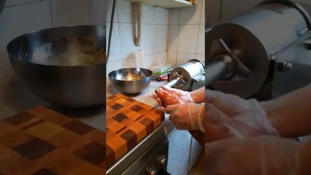 Набивка колбасы шприцом