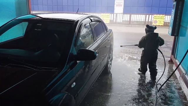 Мойка авто.Веселое занятие.Дети помогают папе смотреть онлайн