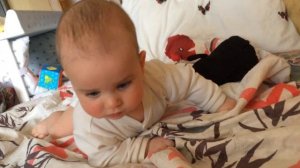 Ребенок смеется, смех младенца, странная реакция ребенка - ребенок хохочет. Веселый младенец.