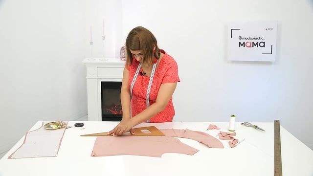 Трикотажная блуза с воланом, переходящим в воротник. Часть 2. Раскрой, сметывание, первая примерка.