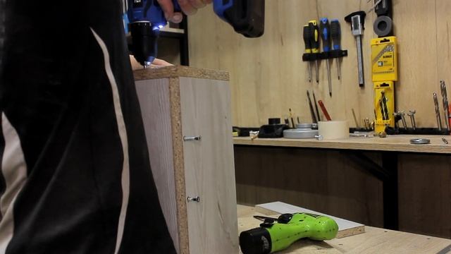 Простой и универсальный шлифовальный станок из УШМ и кусков ЛДСП. И почему я раньше... а не, было)) смотреть онлайн