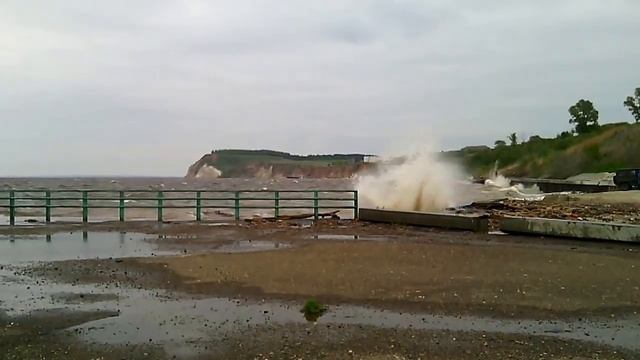 Штормит на Волге у пристани Камское Устье. Storm on the Volga