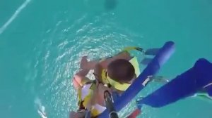 Туристы упали в море при катании на парашюте за катером. Оборвался трос, тянувший парашют.