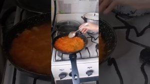 БЕЗУМНЫЙ ПАША. ИРИШКА ЧИКИ ПИКИ ГОТОВИТ МИНТАЙ С РОЖКАМИ И ПОДЛИВОЙ.