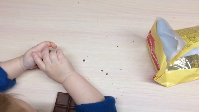 Пачкаемся в шоколадке Аленка. Наше новое видео