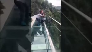 Китайский стеклянный мост для туристов. Преодоление страха высоты