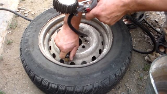 Поймал яму спустил скат?Это вовсе не беда,молоток и насос помогут Вам поехать дальше. смотреть онлайн