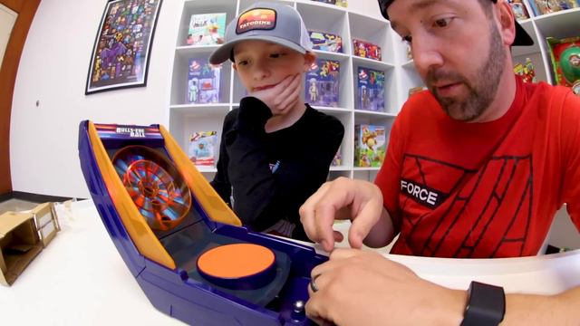 Father & Son PLAY BULLS-EYE BALL! / Bounce for Points! смотреть онлайн