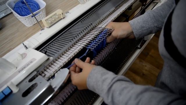 Застежка на плече с кнопками на вязальной машине Button closure