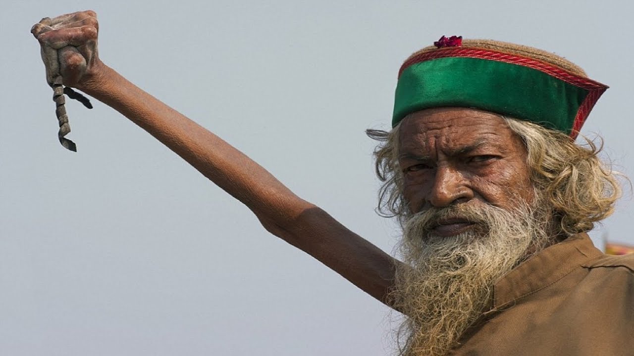 человек с поднятой рукой в индии
