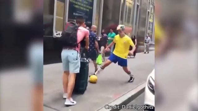 Fan crazy soup noodles on the head imitate Neymar, showcasing gorgeous eating skills смотреть онлайн
