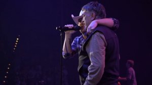 Justin Moore Celebrates Father's Day by Bringing His Dad on Stage to Sing "Small Town USA"