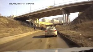 как девушка на Chevrolet Cruze объезжает ямки