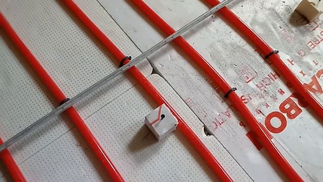 Отличный метод установки маяков стяжки теплого пола. Правильное сплошное армирование..