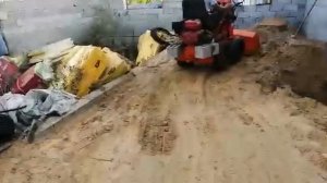 Мини Погрузчик в работе, тяжёлые испытания на стройке!